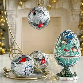 Ювелирный елочный шар "Снегири"